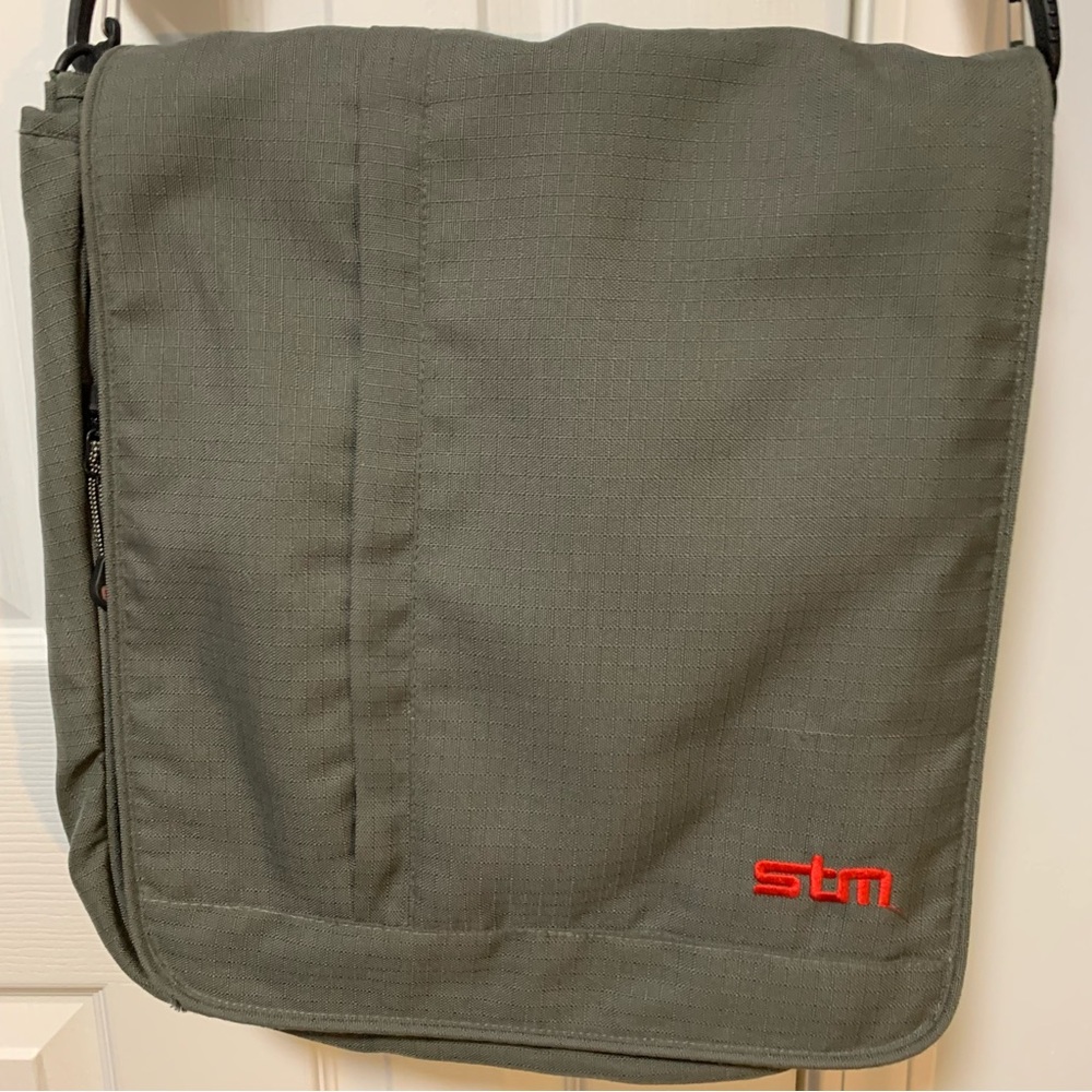 STM Olive Alley Shoulder Laptop Messenger Bag Great Condition